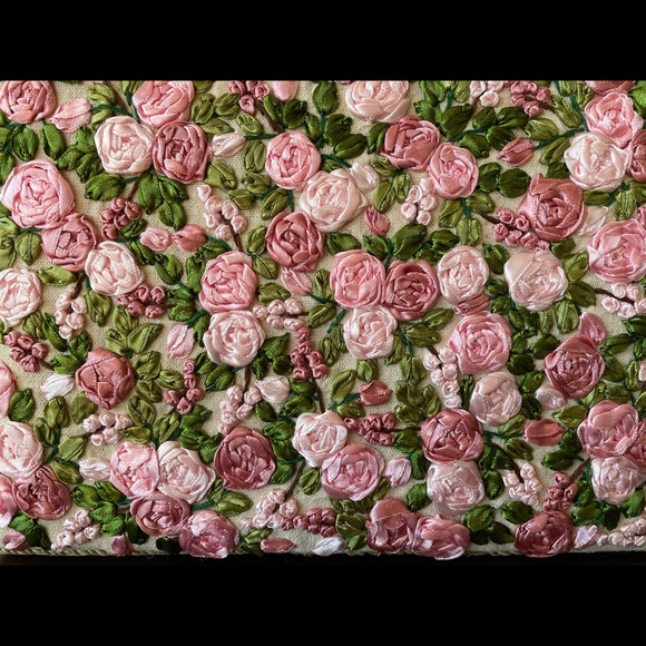 2 silk embroidered nesting boxes with pink roses on the lids - Picture 3 of 4